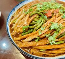 Pork belly with green beans and corn dough rolls