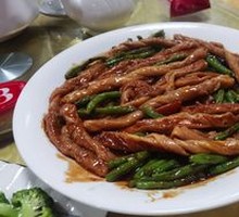 Pork belly with green beans and corn dough rolls