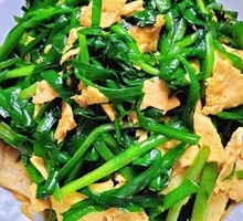 Stir-fried eggs with chives
