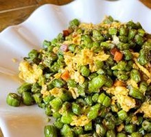 Stir-fried eggs with olives and beans