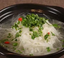 Pot-Braised Chicken and Radish Soup