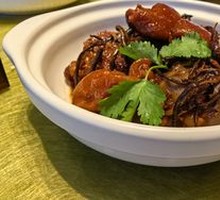 Braised Pork Elbow with Tea Tree Mushrooms