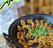 Mi Yun Ban Iron Pot Stewed Gari Fish and Pork Ribs with Sticky Buns