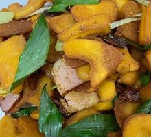 Preserved Pork Stir-Fried with Corn Cake