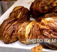 Flower-shaped steamed bun