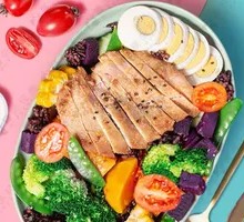 Pan-Seared Chicken Breast with Seasonal Vegetables and Brown Rice