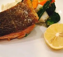 Salmon Fillet with Fresh Lemon Sauce