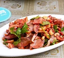 Braised pork head sandwich