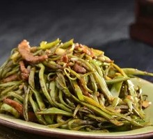 Stir-fried shredded pork with lentils