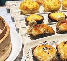 Flowing Custard Pineapple Bun