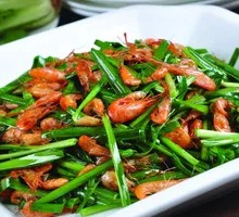 Stir-fried河虾 with leeks