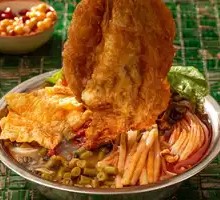 Fried Egg Snail Noodles