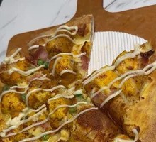 Golden Salted Egg Yolk Chicken Pizza