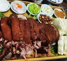 Garlic-Flavored Pork Elbow