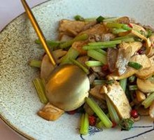 Stir-fried celery with tofu and pork