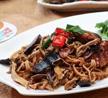 Stir-fried smoked bamboo shoots with preserved pork