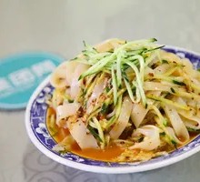 Cold rice noodles mixed with cold wheat noodles