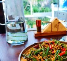 Cold-mixed wild vegetables