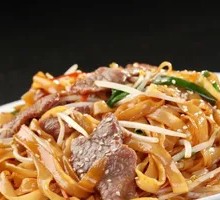 Egg Vegetable Beef Stir-Fried Rice Noodles