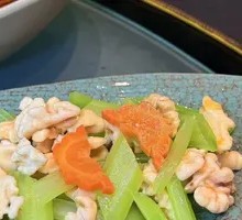 Crunchy Celery with Fresh Peach Nuts