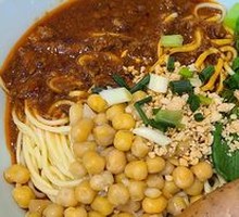 Spicy Pork Sauce Noodles with Peas