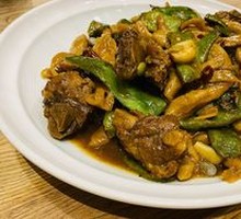 Pork Ribs with Green Beans and Wheat Rolls