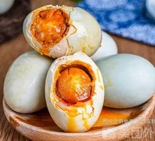 Oil-oozing Salted Duck Egg