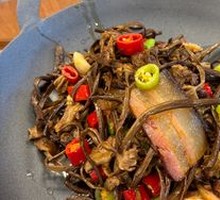 Preserved Pork with Tea Tree Mushrooms