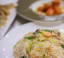 Stir-Fried Rice Noodles with Seafood