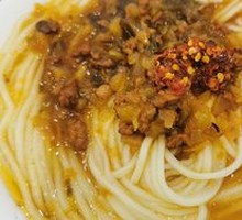 Spicy minced pork dan dan noodles