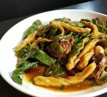 Pork Ribs with Green Beans and Wheat Rolls