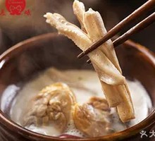 Braised Pig's Trotter and Chicken Soup in Clay Pot