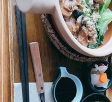 Braised Chicken with Mushrooms in Clay Pot Rice