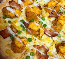 Golden Salted Egg Yolk Chicken Pizza
