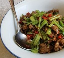 Stir-Fried Beef with Yellow Onion