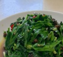 Stir-fried Leek with Snail Heads