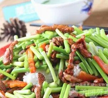 Stir-fried garlic shoots with pork over rice