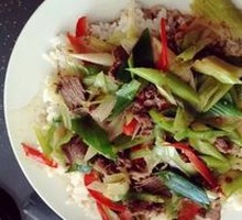 Scallion Stir-Fried Beef Rice Bowl