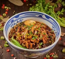 Green Pepper and Dried Tofu Shredded Pork Noodles in Old-style Braised Sauce
