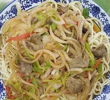 洋葱牛肉拌面
