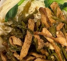 Green Pepper and Pork Stir-Fried Noodles