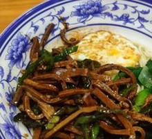Green Pepper and Dried Tofu Shredded Pork Noodles