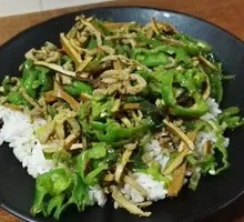 Green Pepper and Tofu Skin Stir-Fry