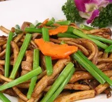Stir-fried Tea Tree Mushroom with Pig Intestines