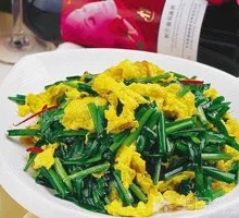Stir-fried eggs with chives