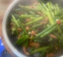 Stir-fried Garlic Shoots with Pork in Wooden Bucket Rice