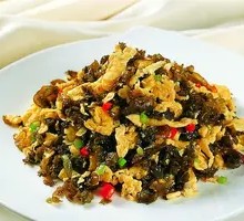 Stir-fried eggs with wood ear mushrooms