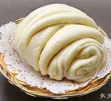 Flower-shaped steamed bun