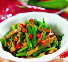 Stir-fried leek with fried tofu