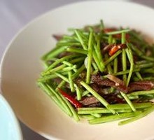 Bogong Water Chestnut Stir-Fried with Preserved Pork